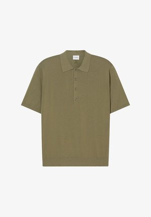 Polo shirt verde oliva con colletto, maniche corte e patta con cinque bottoni. Realizzato in tessuto morbido con una consistenza liscia.