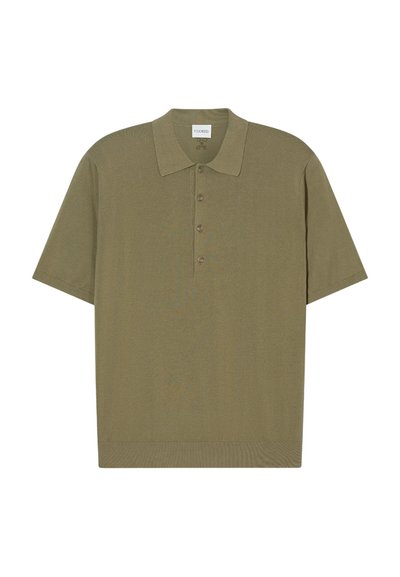 Polo shirt verde oliva con colletto, maniche corte e patta con cinque bottoni. Realizzato in tessuto morbido con una consistenza liscia.
