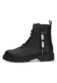 Botín negro con cordones hasta el tobillo, con un upper de cuero texturizado, que cuenta con una cremallera con una etiqueta "GRL PWR", suela gruesa y cap toe reforzado.