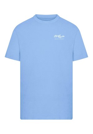 T-shirt en coton bleu clair avec un col rond et des manches courtes. Présente un petit logo blanc sur la partie supérieure gauche de la poitrine.