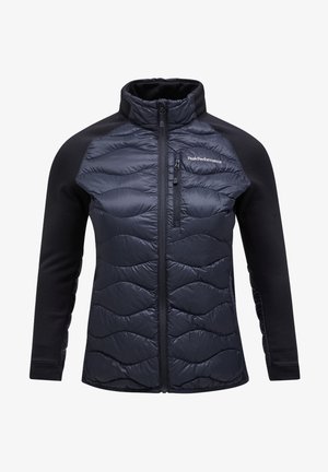 Donkergroene pufferjack met een geborduurde voorkant, zachte zwarte stoffen mouwen, hoge kraag, volledige rits en logo aan de bovenlinkerkant.