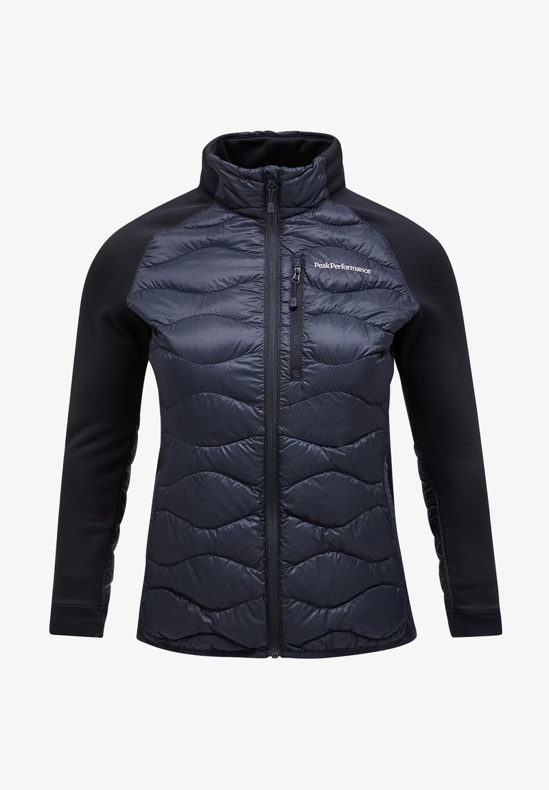 Navy Pufferjacke mit gesteppter Vorderseite, weichen schwarzen Stoffärmeln, hohem Kragen, Vollreißverschluss und Logo auf der oberen linken Seite.
