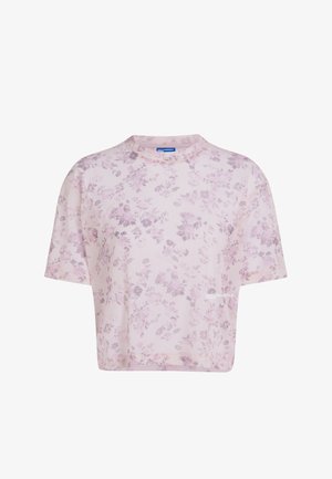 T-shirt à manches courtes et coupe courte en rose pâle avec un motif floral en violet clair, encolure ronde et coupe décontractée. Texture de tissu lisse.
