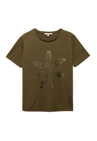 Camiseta de manga corta verde oliva con cuello redondo, que presenta un estampado gráfico de flores negras y un detalle de firma en la esquina inferior.