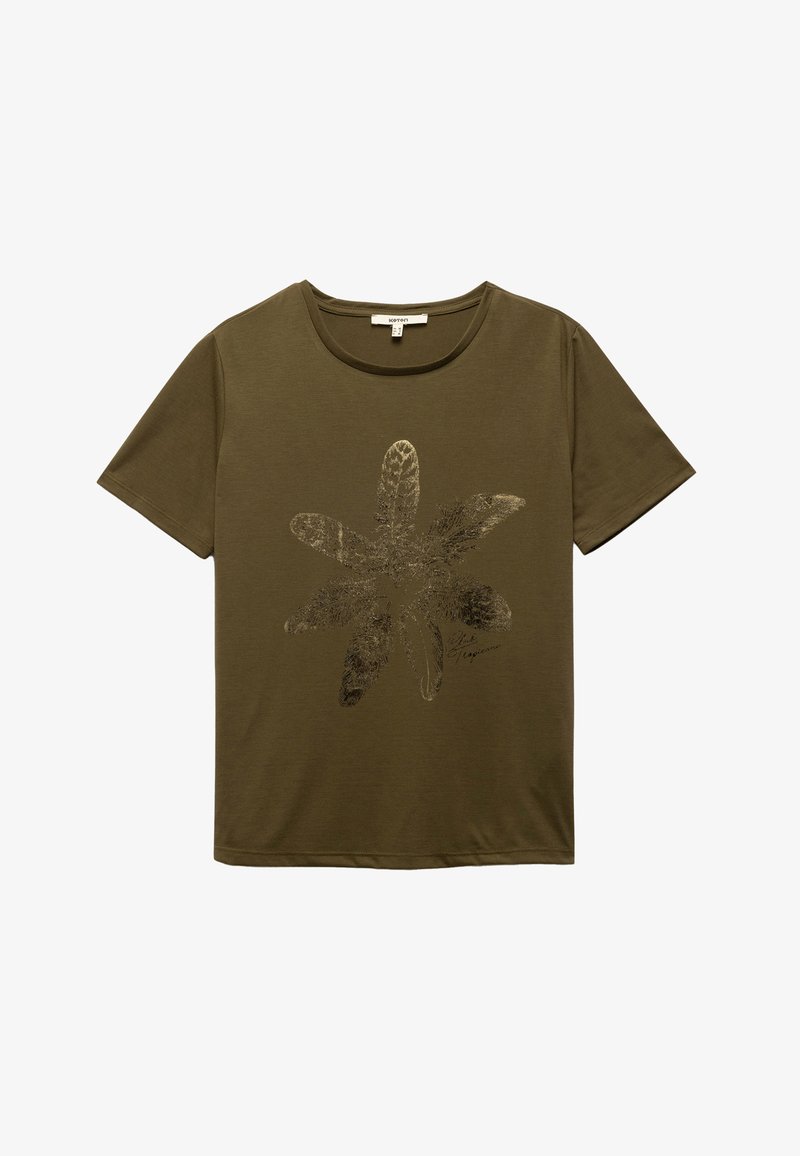 Olivenfarvet t-shirt med korte ærmer og rund halsudskæring, der har et sort blomstermotiv og et signaturdetalje i nederste hjørne.