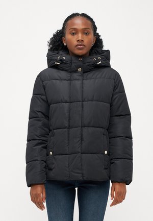 Doudoune noire avec capuche, dotée de sections matelassées horizontales, de finitions en métal doré et de poches latérales. Fabriquée en un matériau lisse et résistant à l'eau.