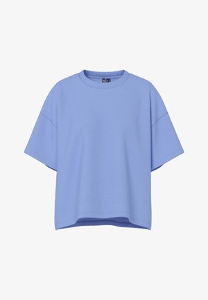 Camiseta oversize de manga corta de color azul claro con cuello redondo y bajo recto, mostrada sobre un fondo blanco liso.