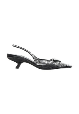 Czarny bucik na koturnie typu kitten heel ze paskiem z tyłu, z ostrym noskiem, pokryty małymi srebrnymi ćwiekami i dekoracyjną sprzączką na górze.