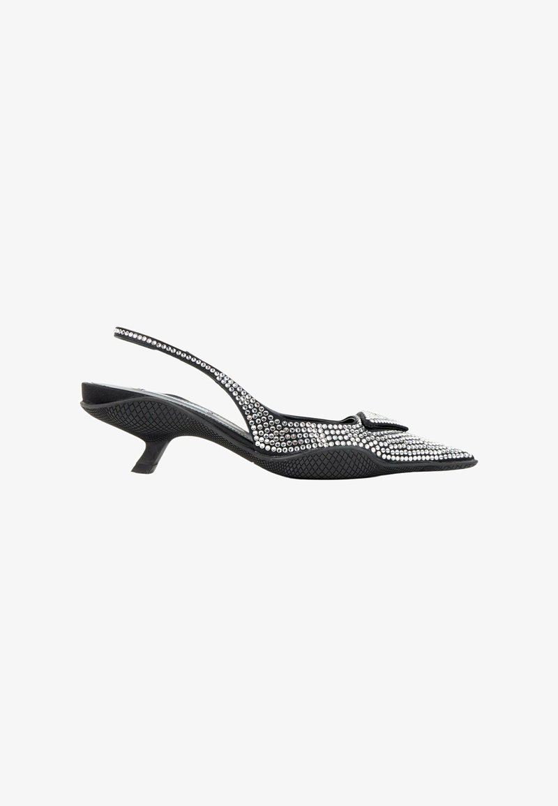 Chaussure noire à talon kitten slingback avec bout pointu, recouverte de petits clous argentés et une boucle décorative sur le dessus.