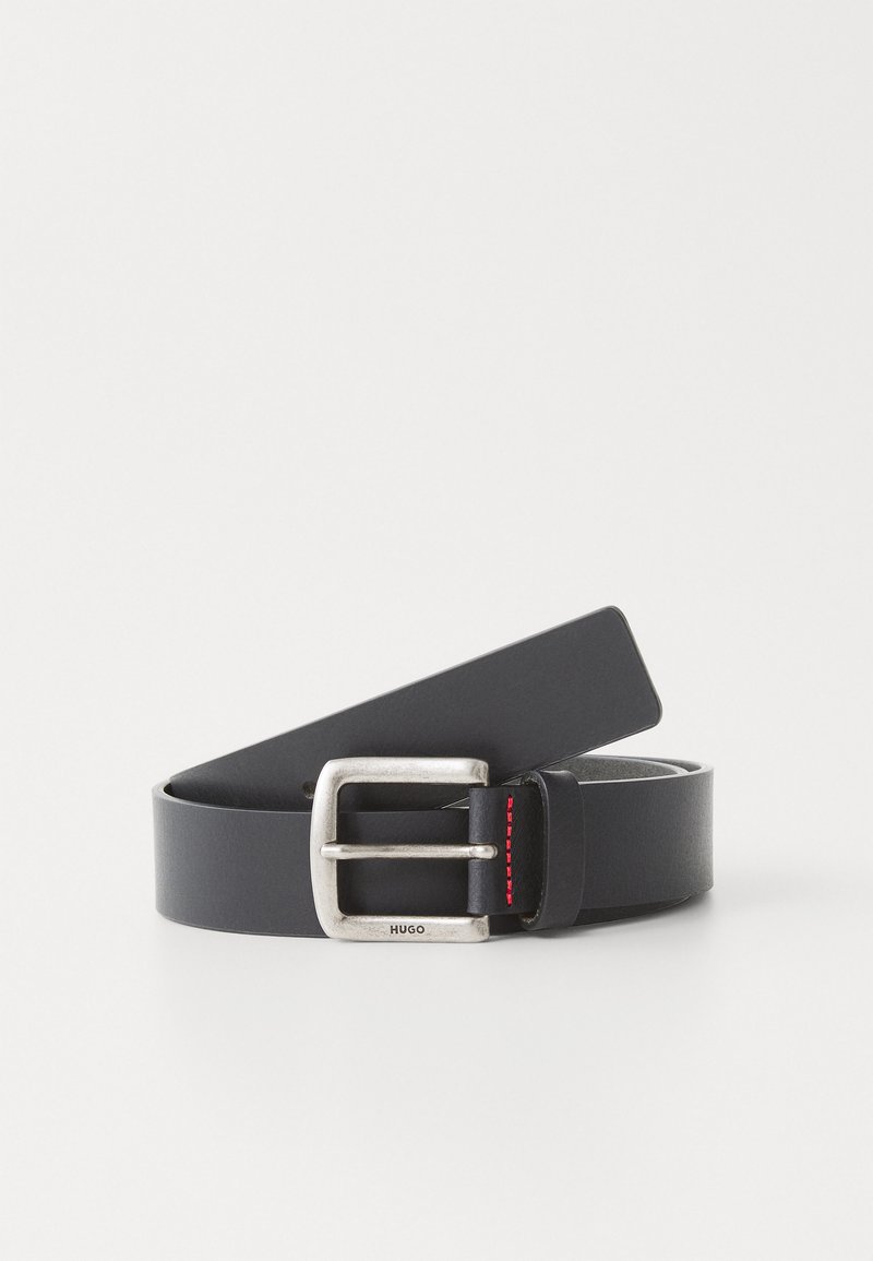 Cinturón de cuero negro con una hebilla rectangular de plata, que presenta un detalle de costura roja contrastante cerca de la hebilla. Textura plana y suave.