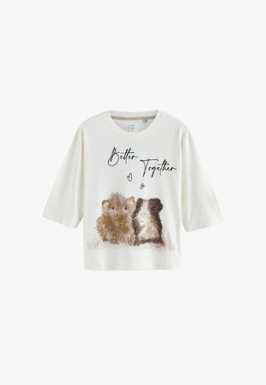 Kurzärmeliges, cremefarbenes Baumwoll-T-Shirt mit einer Grafik von zwei Meerschweinchen und dem Schriftzug "Better Together" in schwarzer Schrift oben.