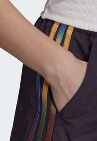 Černé kraťasy s vícero barevnými pruhy (červená, oranžová, žlutá, zelená, modrá) po straně a boční kapsou. Lehká, mačkaná textura.