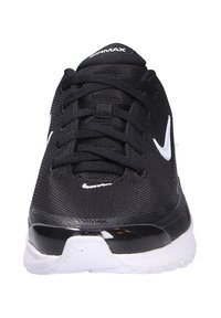 Scarpe da ginnastica nere con parte superiore in rete, dettagli bianchi, punta arrotondata e colletto imbottito. Progettate per comfort e supporto durante il movimento.