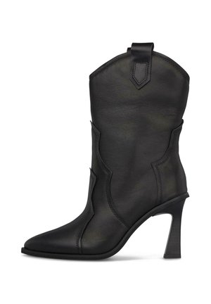 Bota de cuero negro estilo western con punta afilada, tacón alto en bloque, detalles de corte en ángulo y un lazo en la parte superior para facilitar su uso.