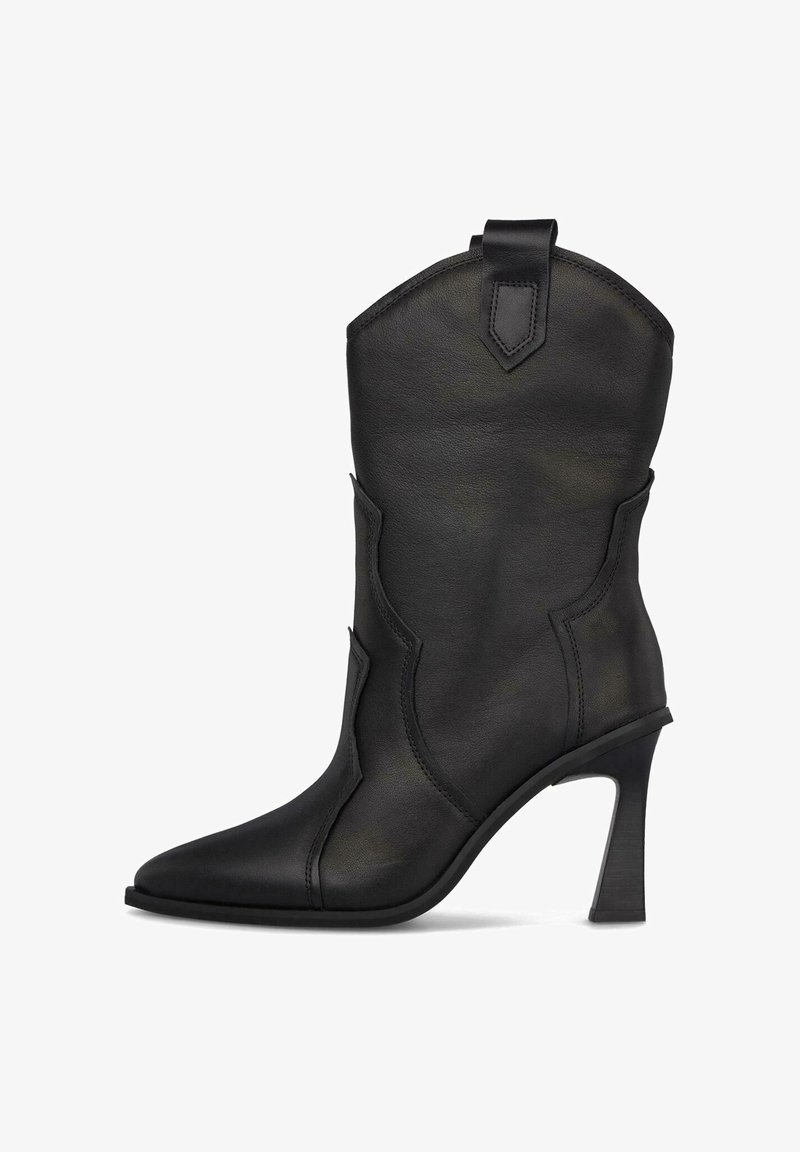 Czarny skórzany kowbojski but w stylu westernowym z ostro zakończonym noskiem, wysokim blokowym obcasem, ukośnymi detalami cięcia oraz pętlą na górze ułatwiającą zakładanie.