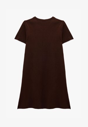 Braunes, gestricktes Kleid mit kurzen Ärmeln und lässiger Passform. Es hat einen runden Halsausschnitt und einen leicht ausgestellten Saum.