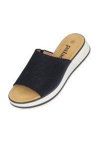 Zwarte suède slidesandalen met een brede band, een gevoerde tan zolen, en een witte plateauzool met een zwarte accentlijn.