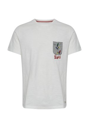 Baltas trumpomis rankovėmis marškinėlis su pilku krūtinės kišenėle, siuvinėta spalvingomis Kalėdų lempučių girliandomis ir raudonu užrašu „XMAS“ po kišene.