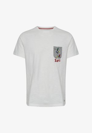 Baltas trumpomis rankovėmis marškinėlis su pilku krūtinės kišenėle, siuvinėta spalvingomis Kalėdų lempučių girliandomis ir raudonu užrašu „XMAS“ po kišene.