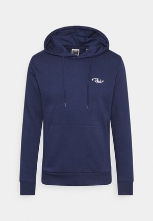 Marineblauwe capuchontrui met lange mouwen, voorzak, trekkoorden en een klein wit "J&J" logo op de linkerborst.
