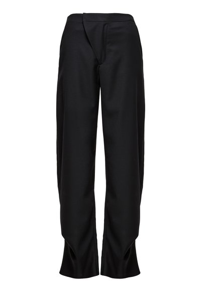 Juodos prigludusios platėjantys platėjantys platėjantys kelnės su lygiu paviršiumi, pasižyminčios unikaliu priekiu dėmės detaliu ir kraštais su plyšiais, suteikiančiais papildomo dizaino įdomumo.