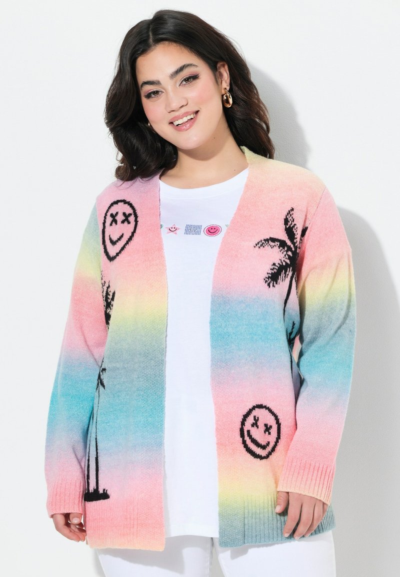 Multicolor cardigan met een roze, blauwe en gele gradient. Heeft palmboom- en glimlachpatronen in zwart. Ribboorden bij de mouwen en open voorkant.