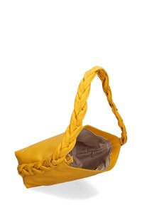 Borsa a tracolla gialla in pelle con manico intrecciato, texture morbida, apertura superiore e foderatura interna liscia. Dettaglio con zip su un lato.