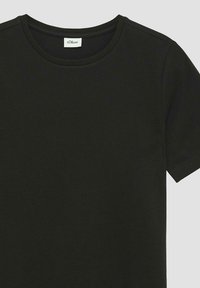 Schwarzes Kurzarm-Cotton-T-Shirt mit Rundhalsausschnitt und kleinem weißen Markenlabel am inneren Kragen.