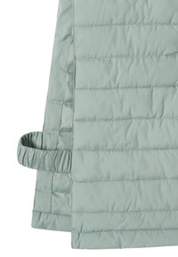 Hellgrühe Pufferweste mit steppiertem Muster, elastischen Armausschnitten und glatter Stoffoberfläche. Abgerundeter Saum verleiht eine subtile Designnote.