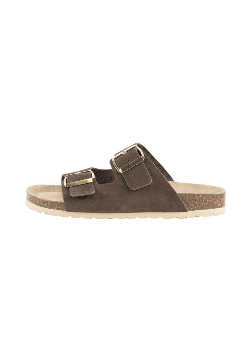 Sandal de ante marrón con hebillas metálicas en dos correas ajustables, plantilla de corcho beige y suela de goma texturizada.