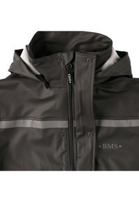 Schwarze wasserdichte Jacke mit hohem Kragen, Frontreißverschluss, grauen reflektierenden Streifen und Druckknöpfen am Kragen.