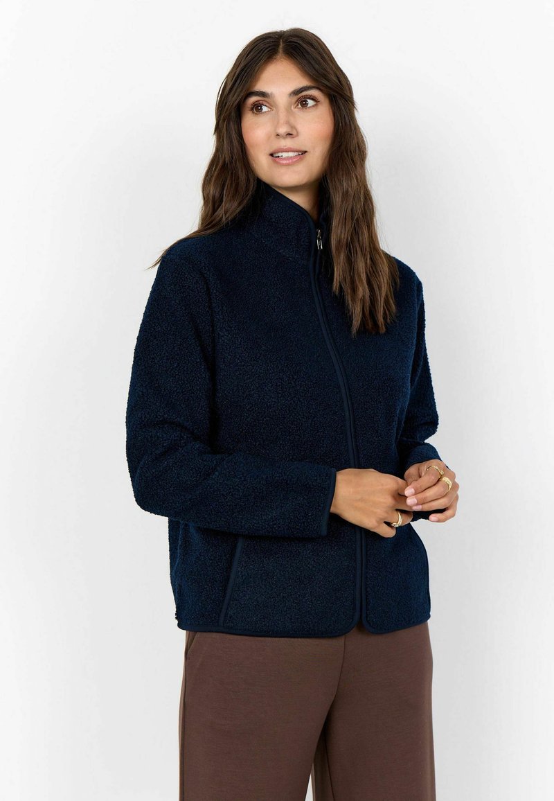 Marine fleece jas met een hoge kraag, volledige ritssluiting en een gestructureerd oppervlak. Heeft een effen donkere kleur en zijn naden voor een aangesloten pasvorm.