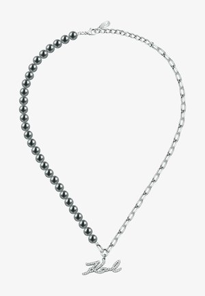 Grijze parelketting met zilveren schakels, met een glanzende, cursieve hanger. De parels zijn glad en de ketting heeft een uniforme grootte.