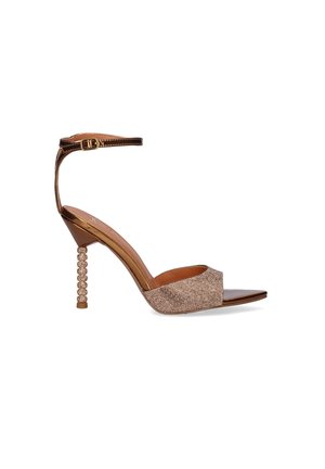 Sandalia marrón de tacón alto con tacón de aguja con abalorios, puntera abierta, tira ancha frontal y correa ajustable en el tobillo con hebilla.