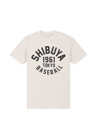 Bílá bavlněná tričko se zřetelným černým textem "SHIBUYA 1961 TOKYO BASEBALL" v různých velikostech a zakřiveném uspořádání.