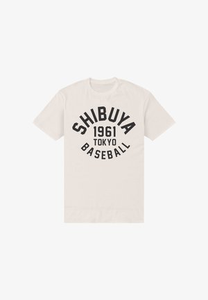 Bílá bavlněná tričko se zřetelným černým textem "SHIBUYA 1961 TOKYO BASEBALL" v různých velikostech a zakřiveném uspořádání.