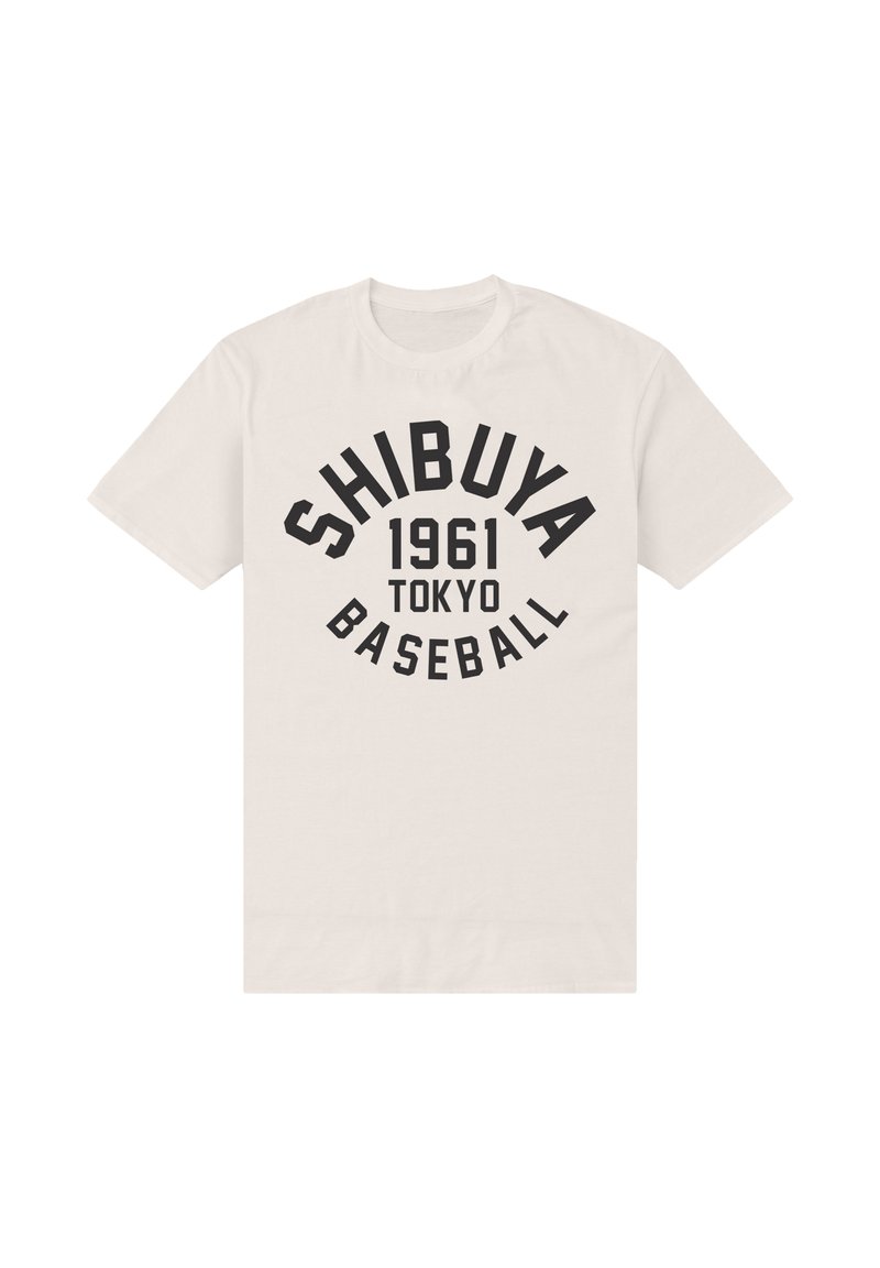 Bílá bavlněná tričko se zřetelným černým textem "SHIBUYA 1961 TOKYO BASEBALL" v různých velikostech a zakřiveném uspořádání.