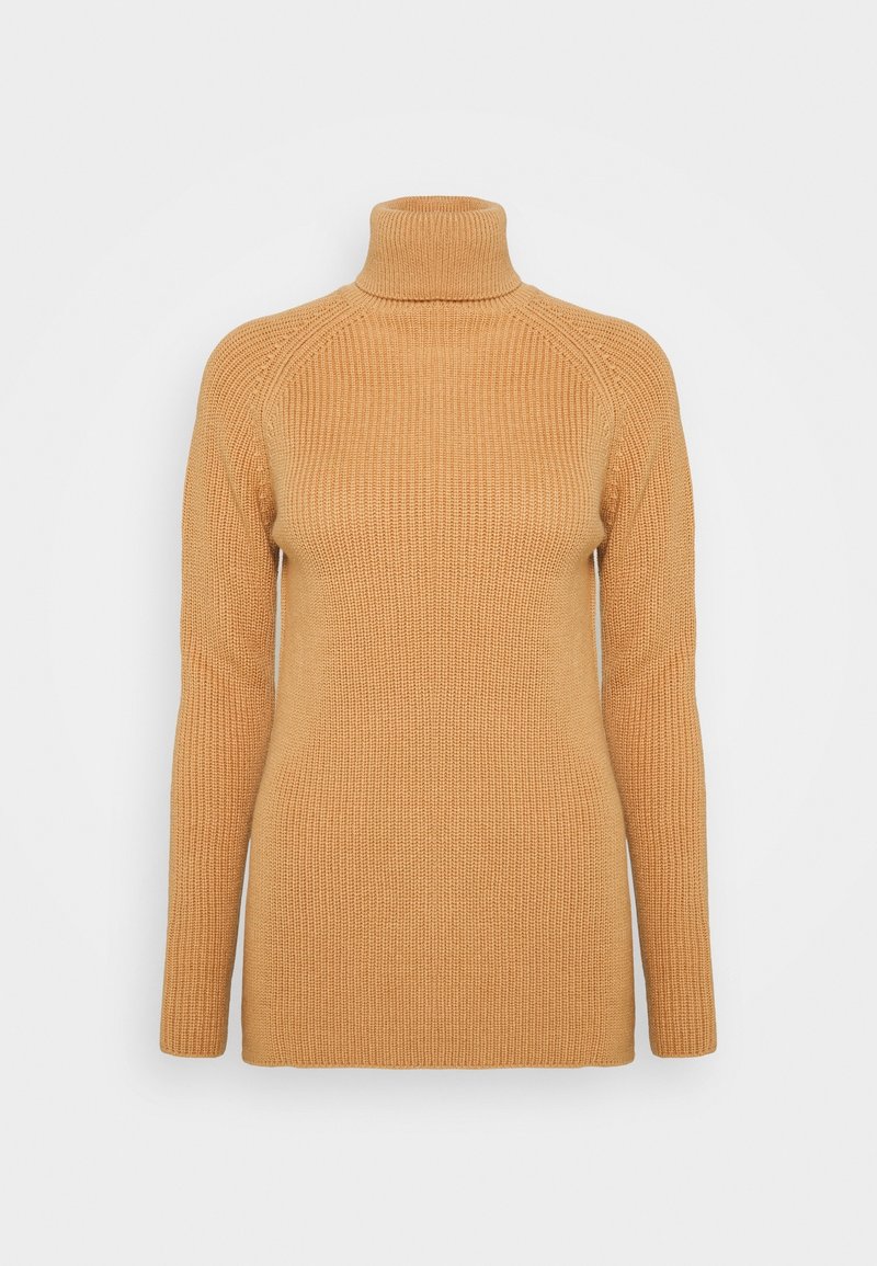 Pull à col roulé en maille côtelée couleur chameau, à manches longues et silhouette ajustée, sur un fond clair uni.