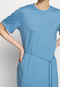 Filippa K Žerzejové šaty - blue