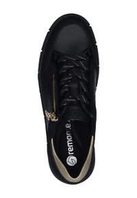 Basket noire avec une tige texturée, accents dorés, design à lacets et fermeture éclair sur le côté. Dotée d'une semelle intérieure rembourrée et d'un bout arrondi.