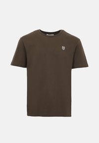 Σκούρο καφέ μονόχρωμο κοντομάνικο μπλουζάκι με στρογγυλή λαιμόκοψη και μικρό λευκό λογότυπο ασπίδας στο αριστερό στήθος πάνω σε λευκό φόντο.