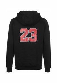Čierna mikina s kapucňou, na chrbte s veľkým červeným a bielym obrysom čísla 23.