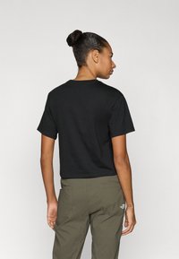 Μαύρο βαμβακερό T-shirt με στρογγυλή λαιμόκοψη και κοντά μανίκια. Διαθέτει άνετη εφαρμογή, απλό σχέδιο και συνδυάζεται με παντελόνι ελιάς.