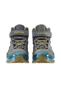 Scarpe da trekking Lowa in grigio e blu, con superficie testurizzata, marchio GORE-TEX, cinturini regolabili e design della suola in gomma robusta.