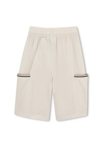 Shorts beiges avec une taille élastique, deux poches latérales avec des accents noirs et marron, texture lisse, et coupe ample.