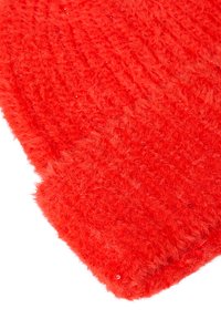 Scarf rossa lavorata a maglia con una texture soffice, caratterizzata da un motivo a coste e un design morbido e accogliente. Nessun hardware o abbellimento visibile.