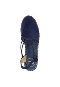 Morsko modri semiš espadril z pleteno juto podplatom, zaobljenim nosom in trakovi okoli gležnja. Notranjost ima denim oblogo in blagovno znamko na vložku.