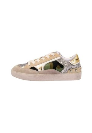 Sneaker low-top in pelle scamosciata beige, dettaglio camouflage verde, accenti glitter argento, linguetta posteriore dorata e bordo con borchie sulla suola in gomma consumata.