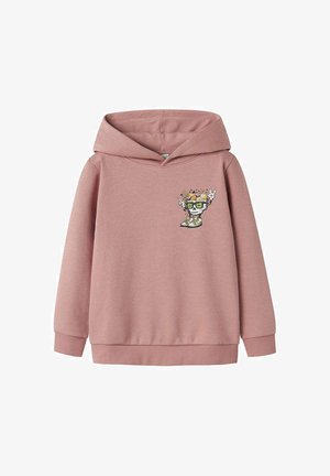 Sweat à capuche rose poussiéreux avec un crâne cartoon coloré portant des lunettes, des baskets, et montrant des signes de paix sur la zone de la poitrine.