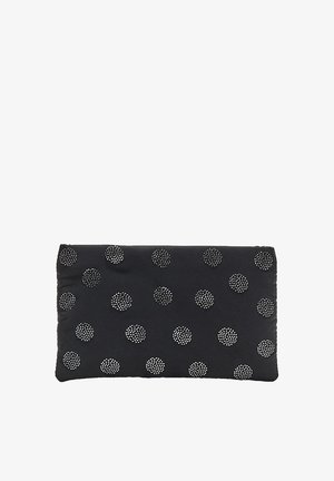 Czarna kopertówka z teksturowanej tkaniny, zdobiona wypukłymi kropkami z srebrnych ćwieków. Prostokątny kształt z zaokrąglonymi krawędziami.